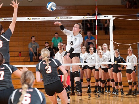 Volleyball Drops Five-Setter To Findlay Friday