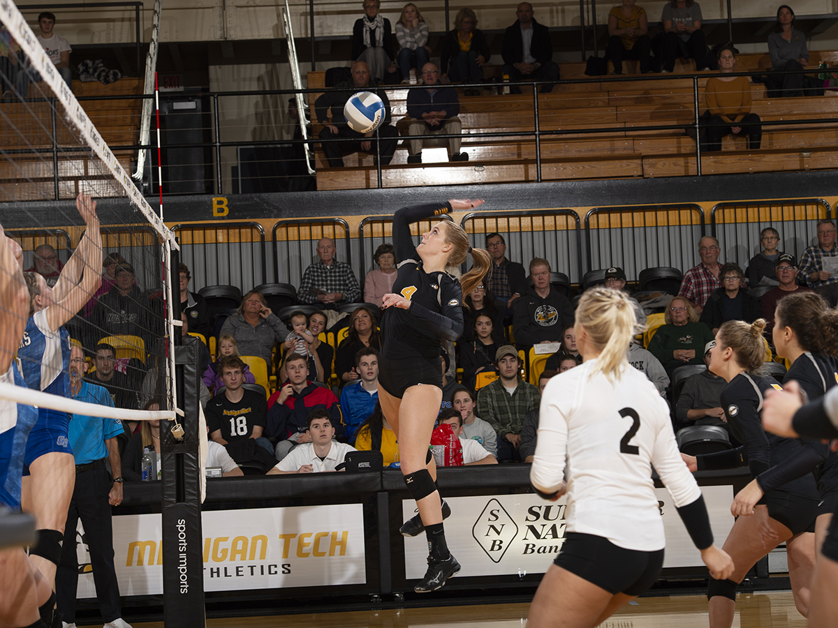 Michigan Tech Bows Out of GLIAC Tournament with 3-2 Loss to Davenport