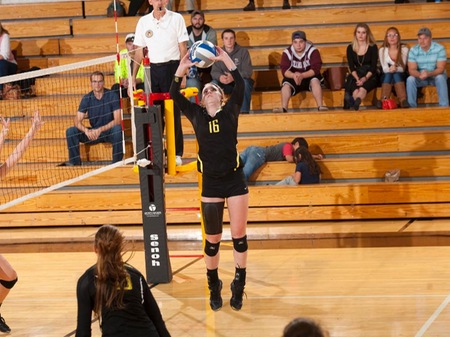 Volleyball Falls in Five to Augustana